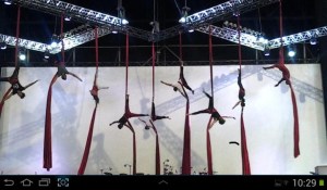 El presente articulo es la sintesis del  trabajo monográfico que se presenta como exigencia final de la carrera de Educación Social del I.N.A.U.    En este se vierten reflexiones teóricas basadas en los diferentes ámbitos de la formación del estudiante que no quedan reducidas a lo meramente académico, sino que se relacionan con prácticas educativas, experiencias laborales, charlas informales, discusiones, talleres, foros, congresos, experiencias de vida, etc.  Ese proceso de formación del cual se hace referencia en el párrafo anterior, no finaliza con esta monografía. Sino que contribuye a mayores interrogantes, discusiones, intercambios, mutaciones del pensamiento, construcciones en conjunto, etc. Es un proceso continuo, puesto que las realidades en las que el o la Educador/a Social desarrolla su vida profesional son cambiantes interviniendo en situaciones diversas, por lo cual se hace necesario un continúo y responsable proceso de profesionalización que acompaña toda la vida del que decide ser Educador/a. 